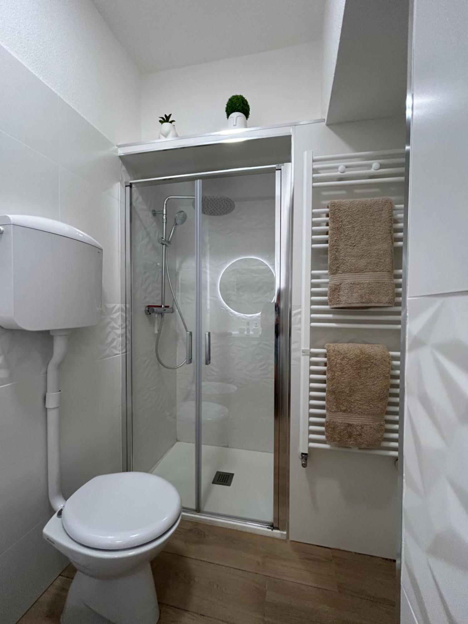 V&C Home Rental Specialist Appartamenti Fronte Lago Maggiore Germignaga Exteriér fotografie